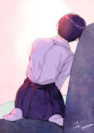 後ろ姿の人物が椅子に座る。