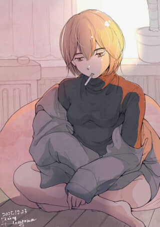 女性が室内でくつろいでいる。