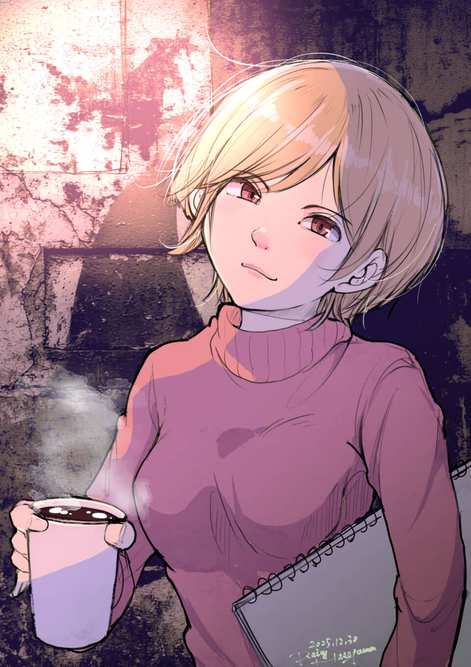 女性がノートと飲み物を持つ