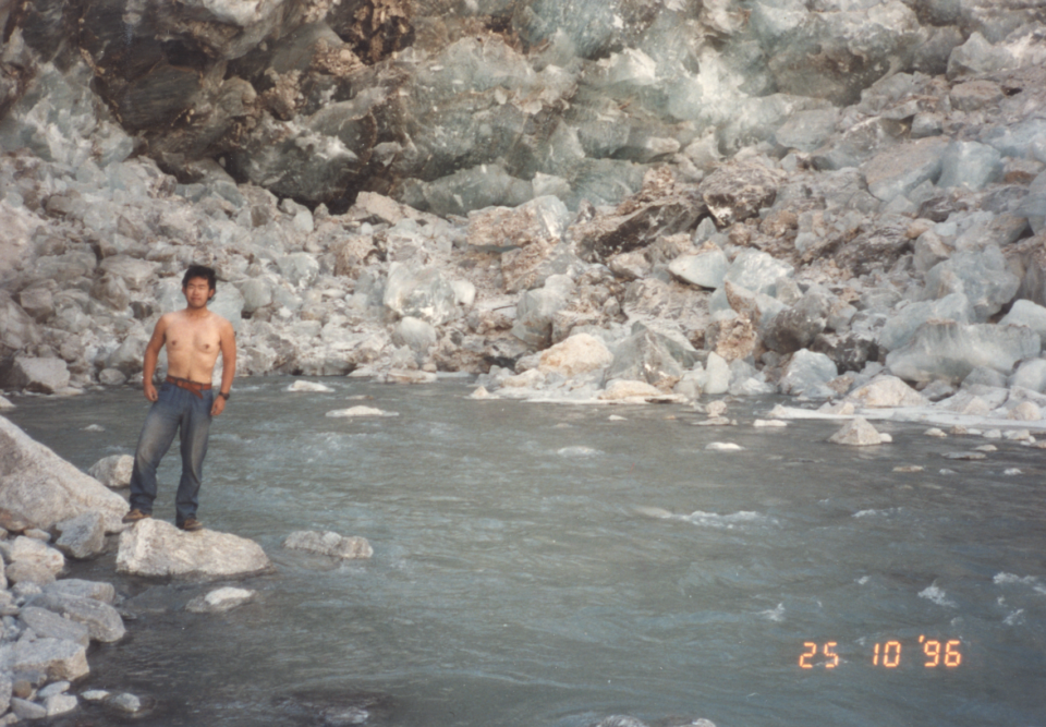 氷河の川に立つ男性(1996年)