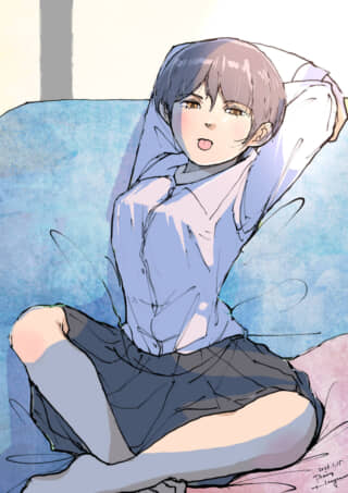 ソファでくつろぐ女子高生