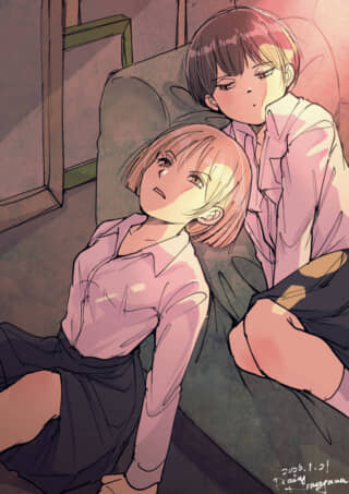 制服の少女二人、休息中。