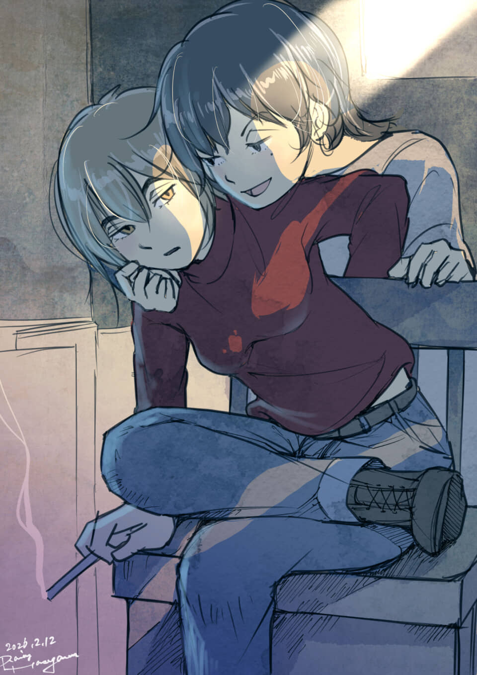 寄り添う二人の人物。一人は煙草、もう一人は笑顔で後ろから。