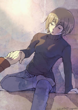 タバコをくわえ腕を掴むショートヘアの女性。