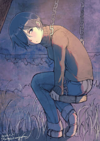 夕暮れのブランコで俯く短髪の人物