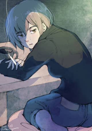 机に伏せ、涙を流しタバコを持つ女性。