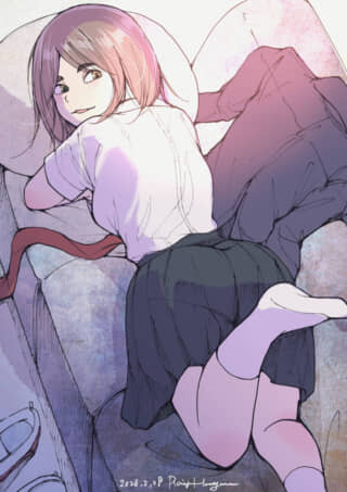 ソファにうつ伏せで、こちらに微笑む制服の女子