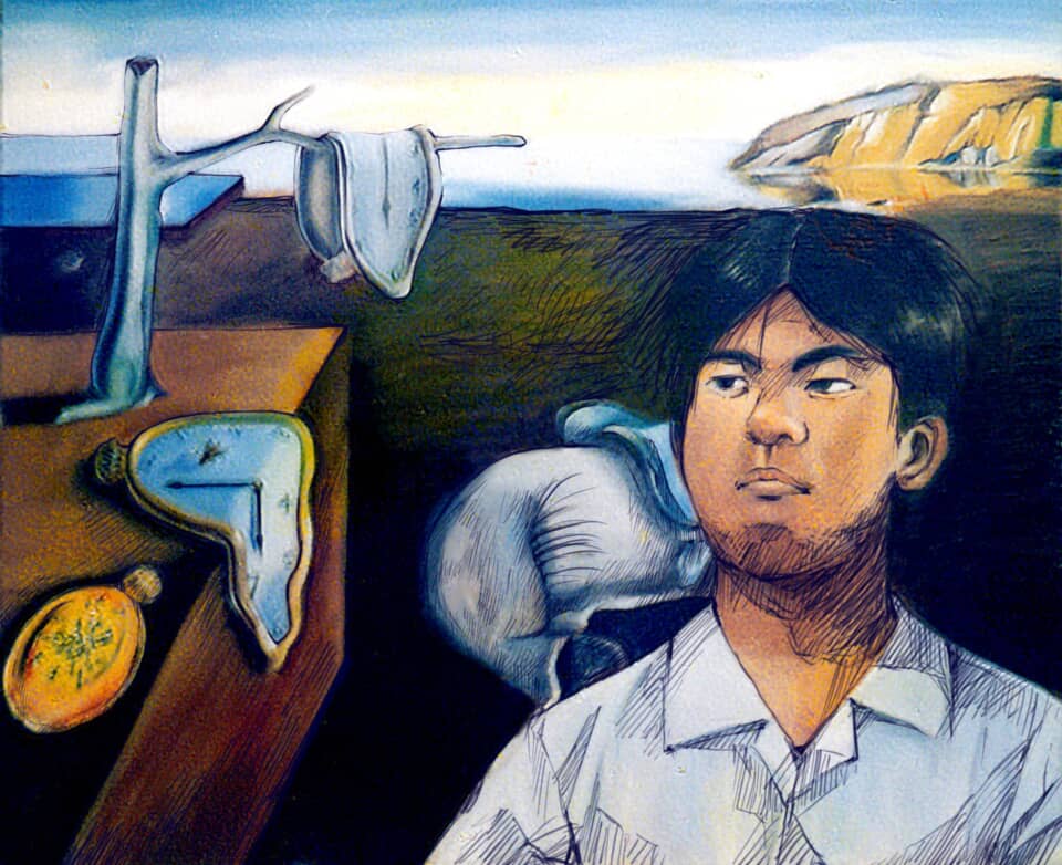 溶ける時計が並ぶ風景の中、白いシャツの男性が横を見る。