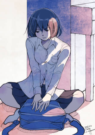 制服の女子学生が床に座り、カバンに手を置く。俯き加減。