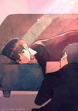 ソファに横たわる女性と、ノートを広げた人物の二人。