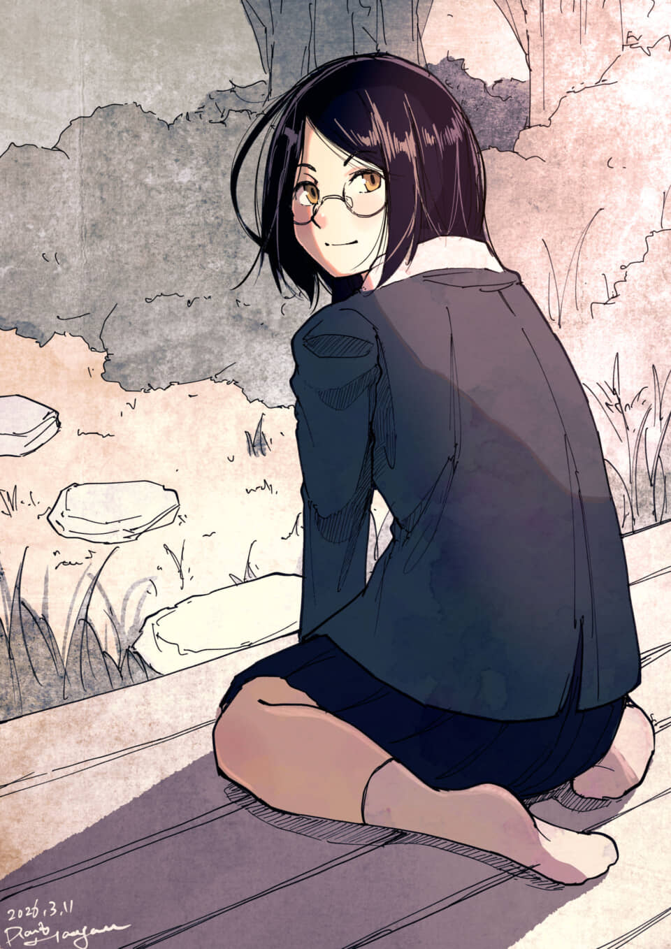 縁側に座り振り返って微笑む眼鏡の女子学生。