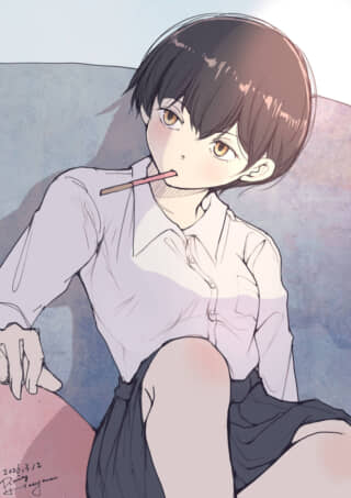 ポッキーをくわえこちらを見る制服姿の少女