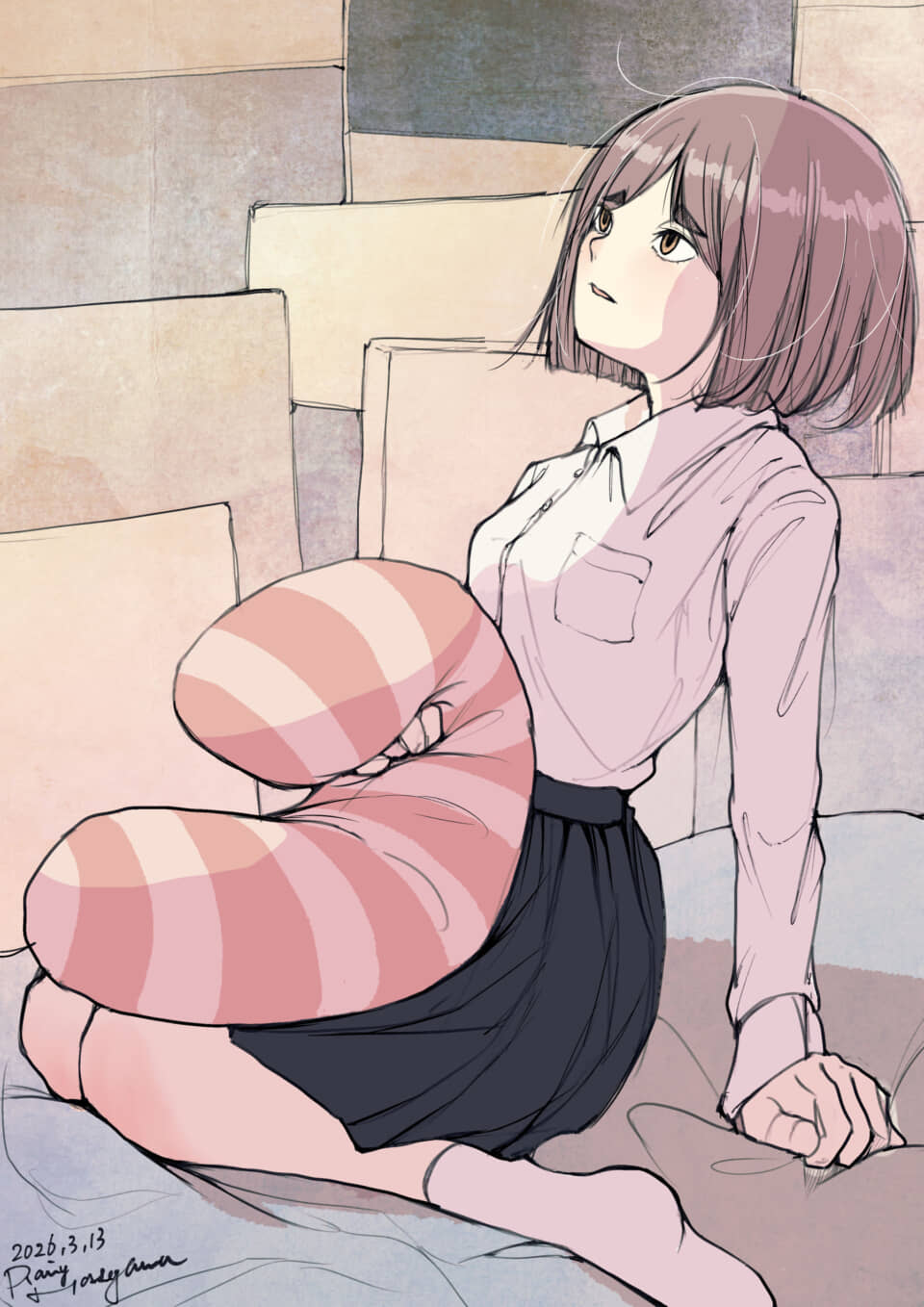 ボブの女性がストライプ枕を抱え、上を見上げ座っている。