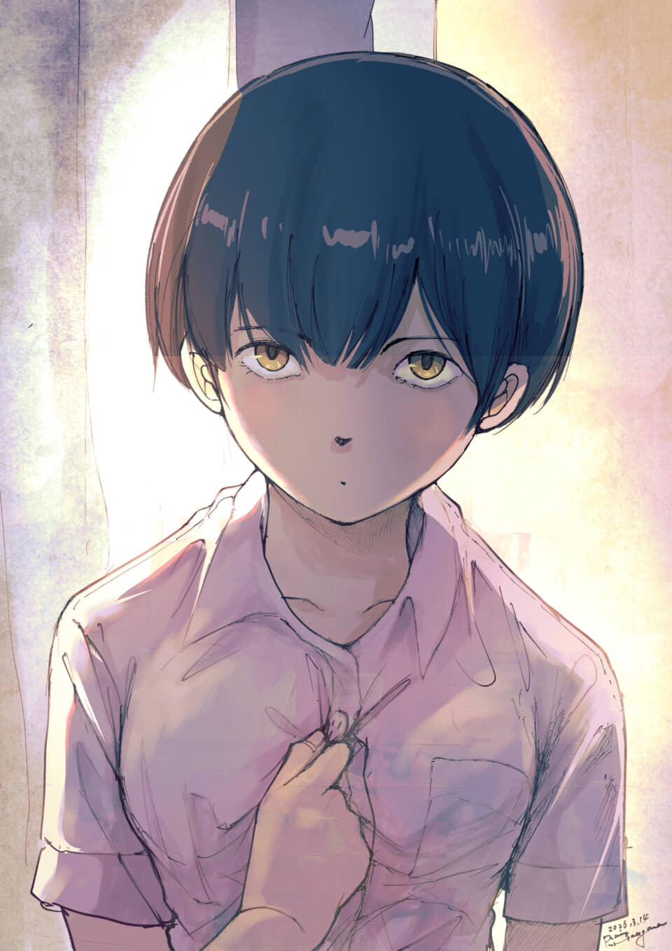 黄色い瞳の短髪少年がシャツのボタンを留めるイラスト。