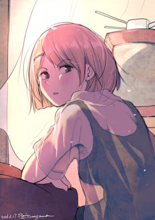 陽光差す部屋で振り返るショートヘアの少女