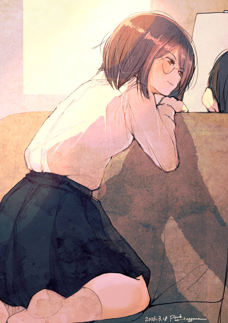 明るい光の中、ソファに肘をつき微笑む眼鏡の女性のイラスト。