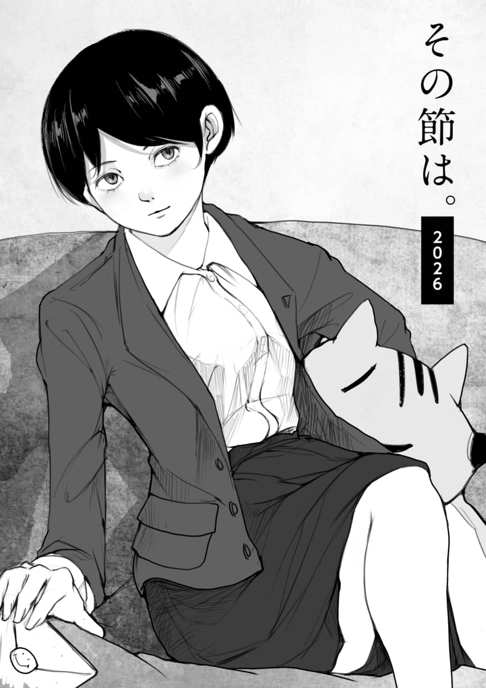 猫のクッションを抱きソファに座るスーツ姿のショートヘアの女性