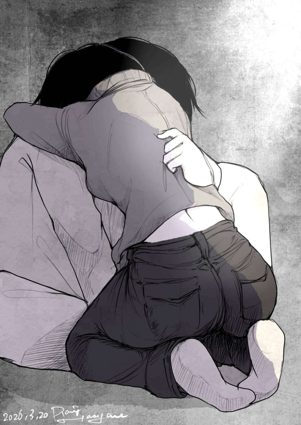 モノクロで、二人が抱きしめ合い寄り添う後ろ姿。