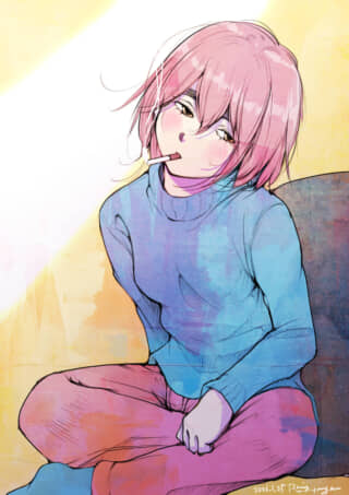 タバコをくわえ、青いニットを着て座るピンク髪の女性