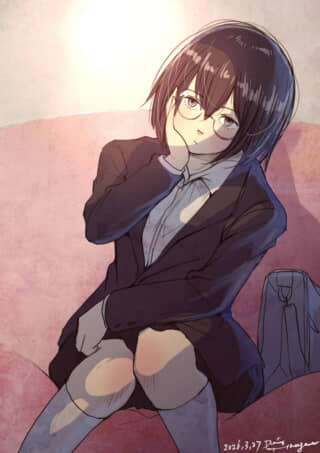 頬杖をついて座る、眼鏡をかけたショートヘアの女子生徒