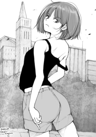 建物を背景に、こちらを振り返るショートヘアの女性のモノクロ絵