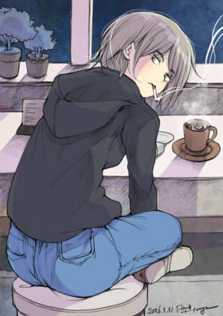 コーヒーを前に煙草を吸い、振り返るパーカー姿の女性