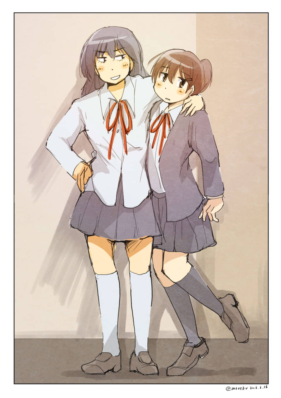 肩を組んで寄り添う二人の女子学生