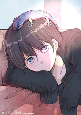 頭に青いトカゲを乗せて横たわる、青い瞳の少年