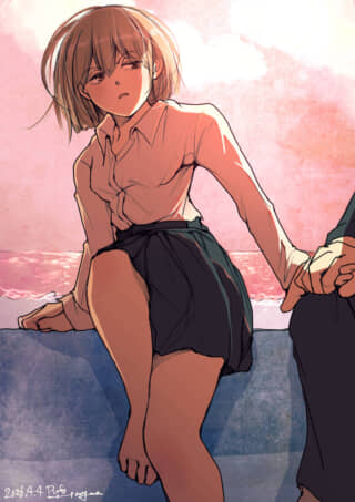 夕暮れの海辺で、誰かと手を繋ぎながらこちらを見つめる少女。