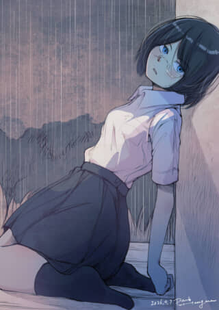 雨の中、壁に寄り添う眼鏡をかけた少女。