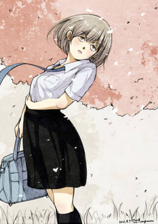 制服を着てカバンを持った、ショートヘアの少女。