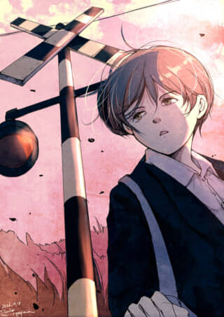 夕暮れ時、踏切のそばに立つショートカットの少女。