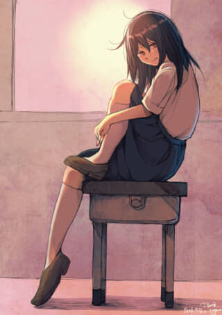 窓際で椅子に座り、物憂げにこちらを見つめる少女。