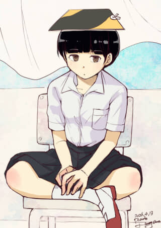 頭に笠をのせた、椅子に座るおかっぱ髪の学生。