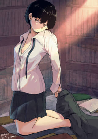 書庫で膝立ちし、服を手に取るショートヘアの女性。