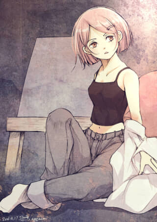 黒のタンクトップとズボン姿の、ピンク色のボブヘアの少女。