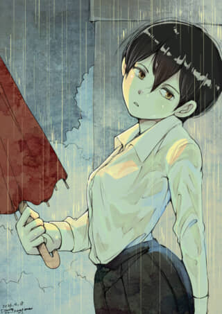 赤い傘を差し、雨の中でこちらを見つめるショートヘアの少女。