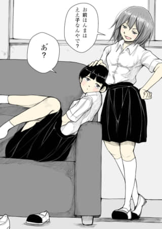 ソファに座る少女の頭を撫でて話しかける、制服姿の二人。