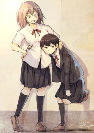 制服姿の少女が、妊婦の腹部に耳を当てている様子。