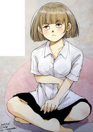 不機嫌そうな表情で座る、ショートヘアの少女。