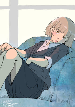 ソファで舌を出し、こちらを見るショートカットの女性。